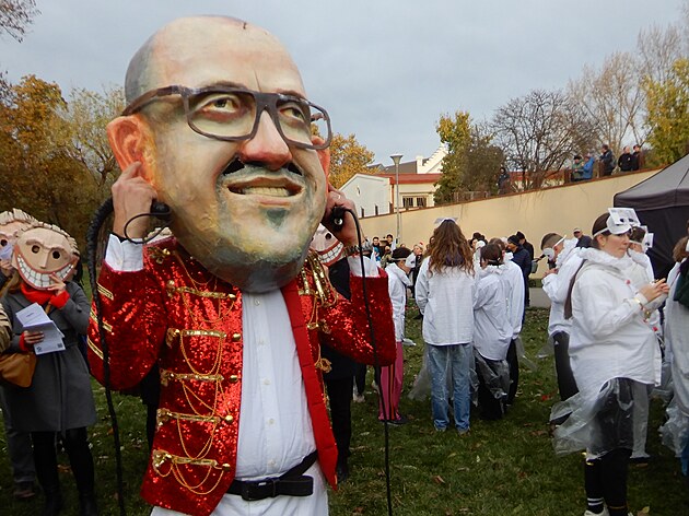 <p>Sametové posvícení 2023. Satirický karnevalový průvod Prahou s podtitulem Ohýbání Komenského.</p>