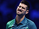 Novak Djokovi� v zápase s Jannikem Sinnerem.