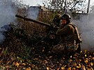 Ukrajintí vojáci stílí z protitankové zbran v Doncké oblasti. (9. listopadu...