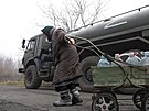 Civilisté z Rusy ovládaných ástí Doncké oblasti se zásobují vodou. Vodárenská...