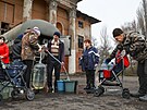 Civilisté z Rusy ovládaných �ástí Don�cké oblasti se zásobují vodou. Vodárenská...