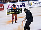 Klimatití aktivisté naruují slalom v rakouském Gurglu.