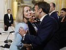Estonská premiérka Kaja Kallasová se zdraví s francouzským prezidentem...