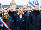 Marine Le Penová na pochodu proti antisemitismu v Paíi. Vpravo pedseda...