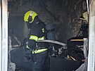 Hasi�i v noci na ned�li hasili po��r bytu v Pardubic�ch-Polabin�ch. (12....