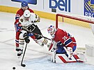 Útoník David Pastrák z Bostonu Bruins se snaí prosadit proti Montrealu...