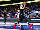 Luka Doni z Dallasu Mavericks zakonuje v zápase s LA Clippers.