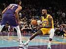 LeBron James z LA Lakers bhem zápasu s Phoenixem Suns.