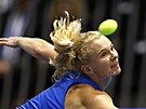 Tenistka Kateina Siniaková se natahuje po míku bhem utkání s USA na...