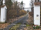 Kytice a svíky u vstupní brány zámku Deví, kde od roku 1991 bydlel Karel...