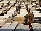 Lidé pobývají ve stanovém táboe pro vysídlené Palestince ve mst Chán Júnis v...