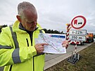 Mluví editelství silnic a dálnic Jan Rýdl ukazuje, na kterém úseku D1 nov...