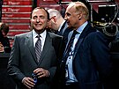 Gary Bettman, komisioná NHL, diskutuje s viceprezidentem ligy Colinem...
