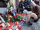 Lidé pili zapálit svíku u pamtní desky na Národní tíd. (17. listopadu...