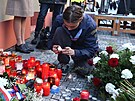 Lidé pili zapálit svíku u pamtní desky na Národní tíd.  (17. listopadu...