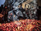 Lidé zapalují svíky u památníku 17. listopadu na Národní tíd pi...