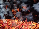 Lidé zapalují svíky u památníku 17. listopadu na Národní tíd pi...