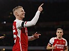 Oleksandr Zinenko slaví tetí gól Arsenalu v utkání s Burnley, s gratulací...