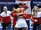 Leylah Fernandezová v objetí s kanadskou trenérkou po vítzství ve finále BJK...