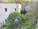 idi vyjel ze silnice a narazil do domu pod svahem.