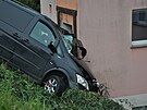idi vyjel ze silnice a narazil do domu pod svahem.