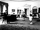 Fotograf Bílého domu Cecil Stoughton s oblibou poizoval snímky rodinné pohody...