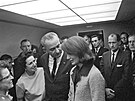 Nový americký prezident Lyndon B. Johnson po sloení prezidentské písahy na...
