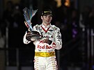 Max Verstappen s trofejí pro vítze Velké ceny Las Vegas.