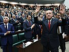 Turecký prezident Recep Tayyip Erdogan zdraví poslance tamního parlamentu. (15....