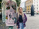 Mlad� mal��ka Klaudie �vr�kov� ozdobila t�i nefunk�n� telefonn� budky v centru...