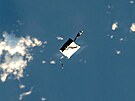 Fotografie poízená astronautem Satoim Furukawou ukazuje branu s náadím na...