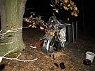 Auto narazilo do stromu a skon�ilo na boku nedaleko Chlumce nad Cidlinou. (7....