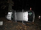 Auto narazilo do stromu a skon�ilo na boku nedaleko Chlumce nad Cidlinou. (7....