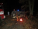 Auto narazilo do stromu a skon�ilo na boku nedaleko Chlumce nad Cidlinou. (7....