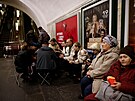 Lidé v Kyjev� se ukrývají p�ed ruským náletem v metru. (11. listopadu 2023)