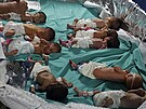 Novorozenci, kteí byli kvli výpadku proudu v nemocnici ífa v Gaze uloeni...