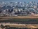 Izraelský tank projídí nedaleko zniených dom v Gaze. (11. listopadu 2023)