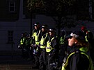 Policisté dohlíející na pochod na podporu Palestinc v Londýn (11. listopadu...