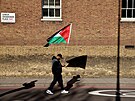 Mu nesoucí palestinskou vlajku bhem pochodu na podporu Palestinc v Londýn...