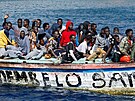 Skupina migrant na devném lunu eká na vylodní v pístavu La Restinga na...