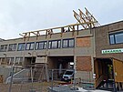 Nad st�echou vstupn�ho pavilonu novom�stsk� nemocnice roste nov� provizorn�...