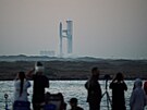 Lidé sledují start nové generace kosmické lodi Starship spolenosti SpaceX (18....