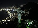 Socha Krista Vykupitele v brazilském Riu de Janeiru osvtlena uvítacím vzkazem...