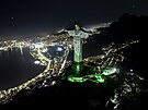 Socha Krista Vykupitele v brazilském Riu de Janeiru osvtlena uvítacím vzkazem...