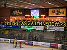 Fanou�ci ve Vset�n� uctili pam�tku hokejov�ho brank��e a olympijsk�ho v�t�ze z...