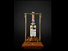 Vzácná láhev skoro 100 let staré skotské whisky Macallan se dnes na aukci v...