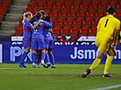 Fotbalistky Lyonu slaví gól v utkání se Slavií.