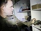 Písluník izraleské armády ukazuje zbran, které objevili v nemocnici ífa....