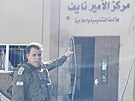 Písluník izraleské armády ukazuje zbran, které objevili v nemocnici ífa....