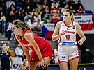 eská basketbalistka Petra Malíková (17) a Emily Bessoirová z Nmecka